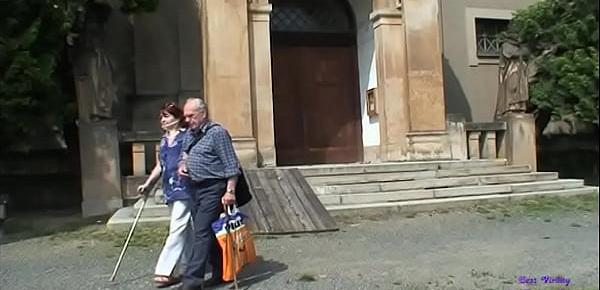  una coppia di anziani esibizionista fa sesso nei giardinetti pubblici
